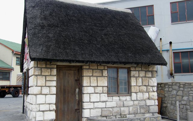  Die kalksteengeboutjie van vanmelewe in Gansbaai hawe 